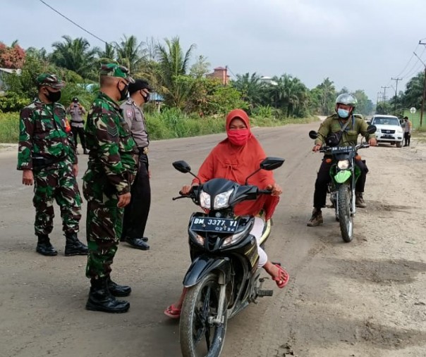 Polsubsektor Pelalawan menggelar Operasi Yustisi bersama personel TNI, Kamis (4/3/2021). Foto: Istimewa. 