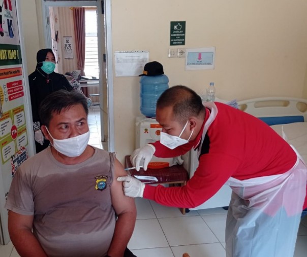 Personel Polsek Bunut saat disuntik vaksin Sinovac di puskesmas, Rabu (3/3/2021). Foto: Istimewa. 