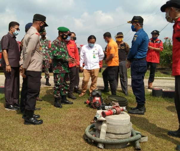 Polsek Ukui beserta stakeholder dan diikuti Forkopimcam serta perusahaan perkebunan mengecek peralatan dan kendaraan di Lapangan Upacara Kantor Kecamatan Ukui, Kamis (4/3/2021). Foto: Istimewa. 