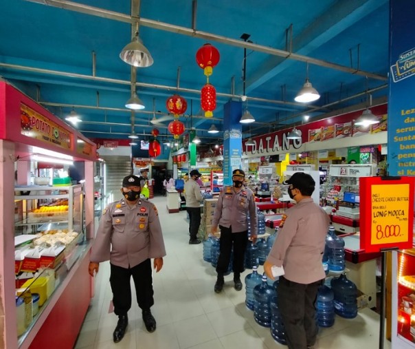 Personel Polsek Pangkalan Kerinci saat patroli di kompleks pertokoan, Kamis (4/3/2021). Foto: Istimewa. 