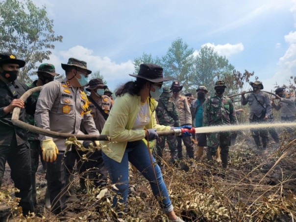 Kapolda Riau dan Istri Ikut Padamkan Karhutla di Bengkalis
