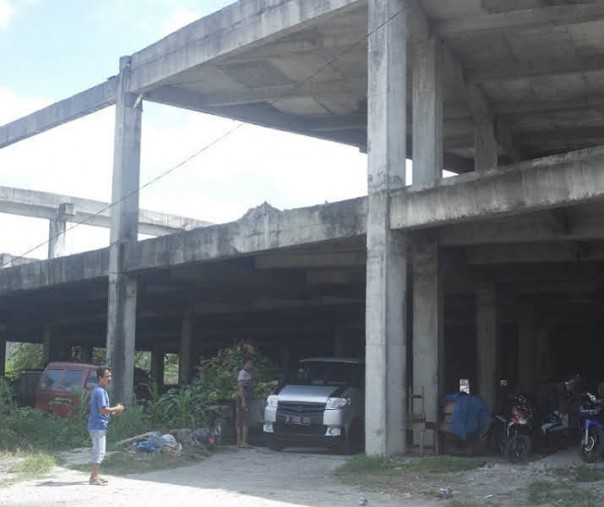 Salah satu bangunan yang tak ada arahan perencanaan di Pekanbaru. Foto: Surya/Riau1.