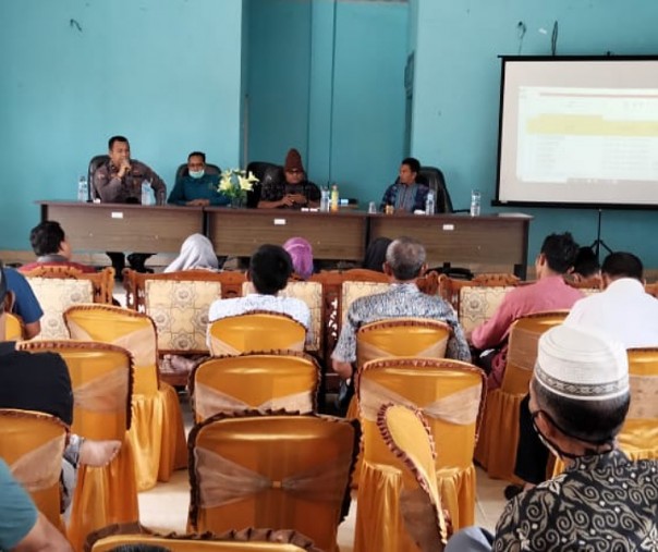 Polsek Bandar Sei Kijang mensosialisasi tentang larangan karhutla di Aula Kantor Desa Kiyab Jaya, Jumat (5/3/2021). Foto: Istimewa.