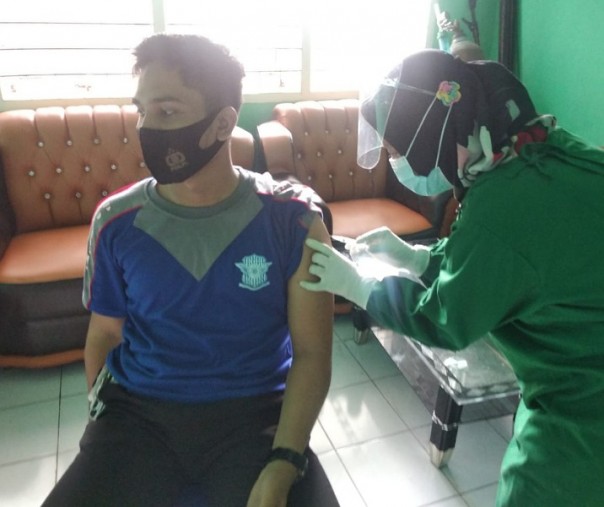 Personel Polsek Pangkalan Kuras disuntik vaksin Sinovac di Puskesmas Kuras, Kelurahan Sorek Satu, Jumat (5/3/2021). Foto: Istimewa. 