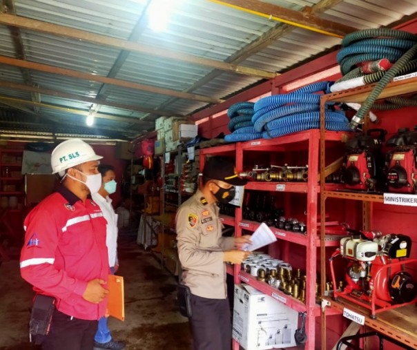 Plh Kapolsek Pangkalan Lesung Iptu Liston Sihombing bersama Humas PT SLS melaksanakan  pengecekan peralatan penanganan karhutla, Jumat (5/3/2021). Foto: Istimewa.
