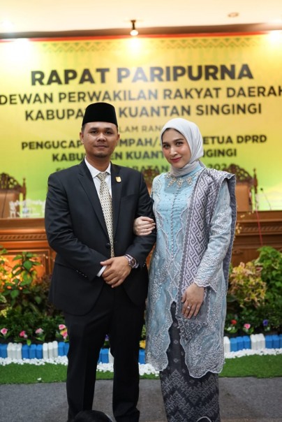 Ketua DPRD Kuansing DR Adam Sukarmis SH MH bersama isteri usai Dilantik Menjadi Ketua DPRD Kuansing beberapa waktu lalu/Zar