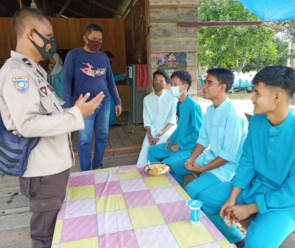 Personel Polsek Teluk Meranti saat sosialisasi prokes ke pelajar, Jumat (5/3/2021). Foto: Istimewa. 