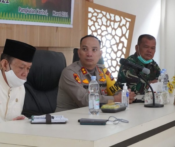 Kapolres Pelalawan AKBP Indra Wijatmiko saat memimpin rakor karhutla, Jumat (5/2/2021). Foto: Istimewa.