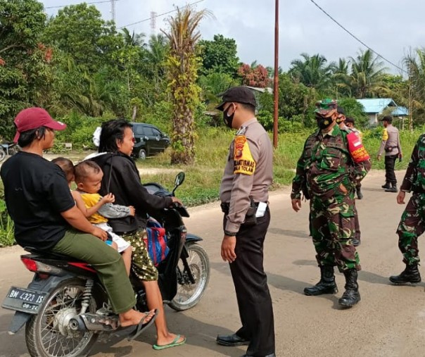 Polsubsektor Pelalawan bersama TNI mendapat pengendara tak pakai masker saat Operasi Yustisi, Minggu (7/3/2021). Foto: Istimewa. 