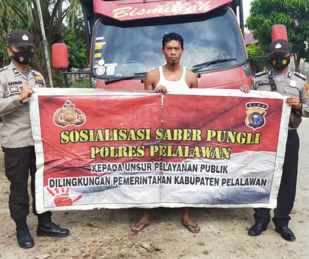 Personel Polsek Bandar Sei Kijang saat sosialisasi Saber Pungli ke sopir truk, Minggu (7/3/2021). Foto: Istimewa. 