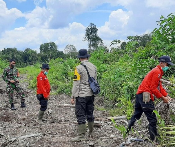 Personel Polsek Teluk Meranti bersama TNI dan MPA saat mengecek titik api di Desa Petodaan, Minggu (7/3/2021). Foto: Istimewa.