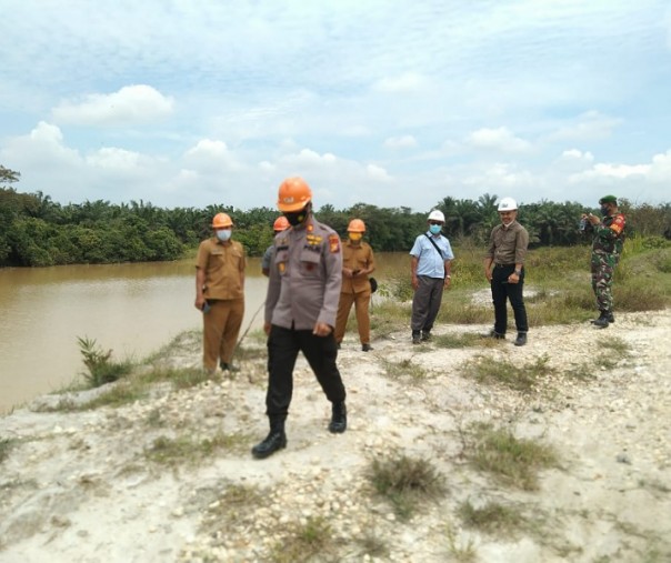 Kapolsek Ukui AKP Rifendi dan Forkopimcam serta anggota DPRD Pelalawan Fraksi Golkar Sunardi saat mengecek embung PT Gandaerah, Senin (8/3/2021). Foto: Istimewa.