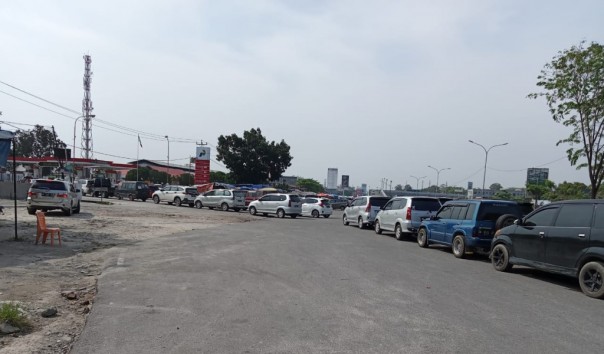 Antrian premium di SPBU Pasar Pagi Arengka Pekanbaru