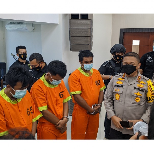 Irjen Agung SIE saat mendatangi ketiga pelaku teror usai jumpa pers di Mapolda Riau, Jumat siang