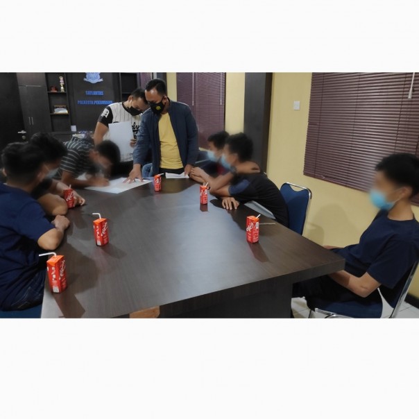 Kasatlantas Polresta Pekanbaru Kompol Anindhita Rizal bersama enam remaja yang viral setelah melakukan aksi tak patut dicontoh di jalan raya. Mereka pun disanksi Tilang.