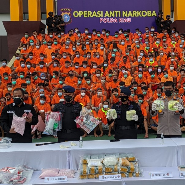 Kapolda Riau Irjen Agung SIE didampingi pejabat utamanya dalam jumpa pers pengungkapan peredaran Narkotika selama Operasi Antik 2021 digelar.