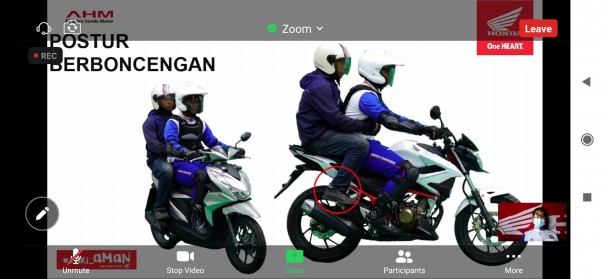 Instruktur Safety Riding Capella Honda Riau, Arif Rahman Hakim saat menyampaikan materi kepada 70 siswa SMKN 1 Mempura Siak melalui webinar