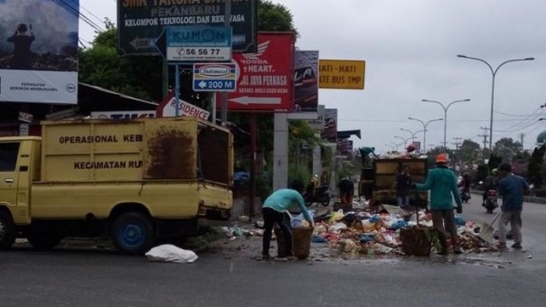Pengangkutan sampah di ruas jalan Pekanbaru