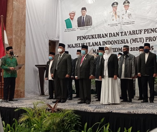 Pengurus MUI Riau periode 2020-2025 saat dikukuhkan di Hotel Aryaduta, Rabun(17/3/2021). Foto: Surya/Riau1.