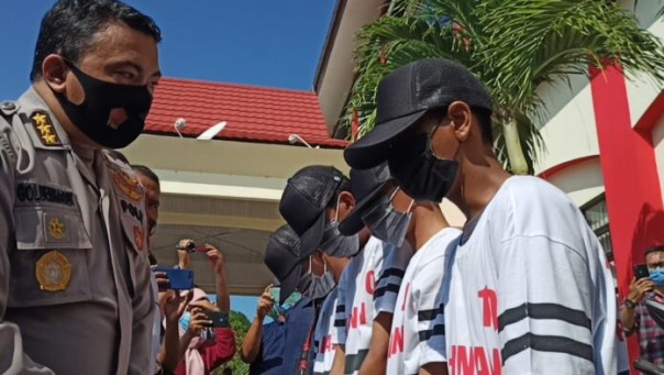 Empat pelaku berinisial YF (20), EP (15), ES (16), dan MF (17), yang saat ini telah diamankan Tim Subdit III Ditreskrimum Polda Kepulauan Riau, Selasa (16/3/2021)/Suryakepri