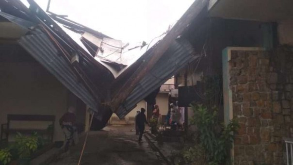 Angin Puting Beliung Terbangkan Atap Dua Rumah di Padang Lua Agam