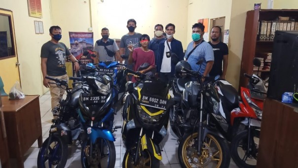 pelaku curanmor dan 7 unit motor yang diamankan polsek Tualang Polres Siak/Lina