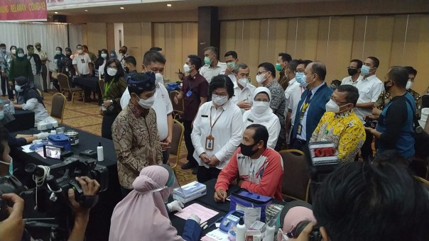 Wamenkes RI, dr Dante saat tinjau donor darah massal