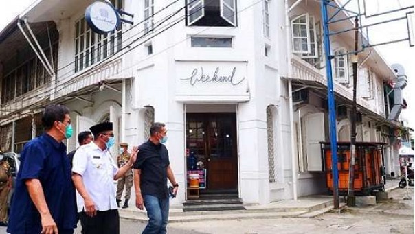 Plt Wako Padang saat menyusui kawasan kota tua (foto:Diskominfo Padang)