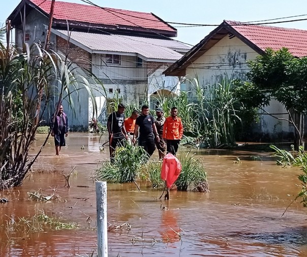 Tim BPBD Pekanbaru saat mengecek situasi Perumahan Graha Fauzan yang terendam banjir, Selasa (30/3/2021). Foto: Surya/Riau1.