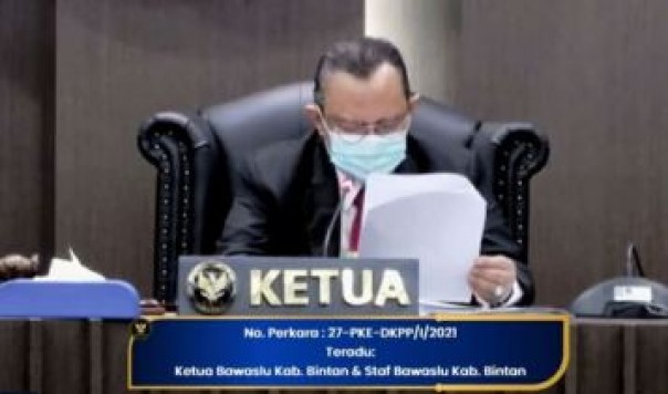 Ketua Majelis Hakim DKPP RI, Muhammad saat membacakan amar putusan sidang Kode Etik dan Penyelenggara Pemilu (KEPP) Rabu 31 Maret 2021. (foto: Dok DKPP)