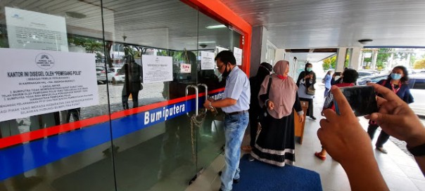 kantor AJB Bumi Putra digembong nasabah beberapa waktu lalu/net