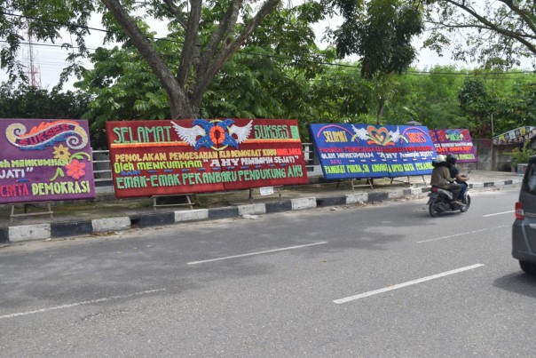 Karangan Bunga Berisi Ucapan Selamat Penolakan KLB Sibolangit Banjiri Demokrat kantor demokrat Pekanbaru