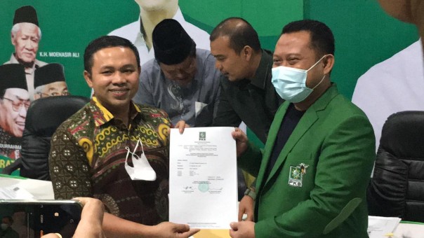 Ketua DPW PKB Abdul Wahid (kiri) menyerah SK ketua DPC Kampar pada Catur Sugeng