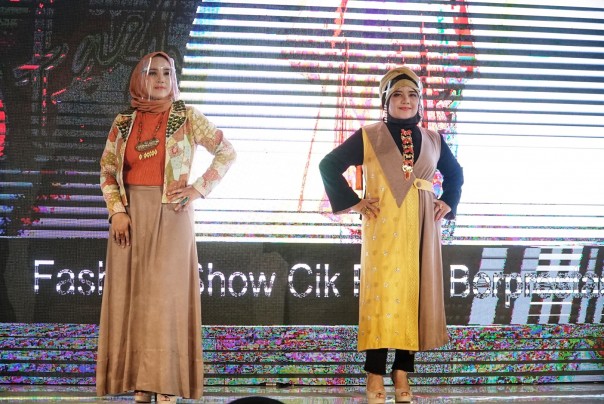 Azrina bersama Ofi Herawati memamerkan pakaian yang terbuat dari viscose-rayon yang diproduksi APR/ist