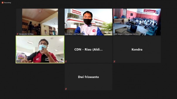 Instruktur Safety Riding Capella Honda Riau, Arif Rahman Hakim saat menggelar webinar safety riding diikuti puluhan siswa SMKN 1 Pangkalan Kerinci