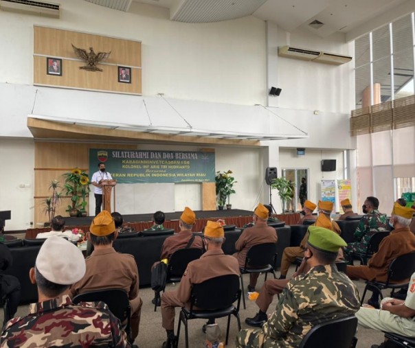 PTPN V menyalurkan bantuan 200 paket sembako dan santunan kepada para veteran di Pekanbaru, Provinsi Riau, Rabu (7/4/2021). Foto: Istimewa.
