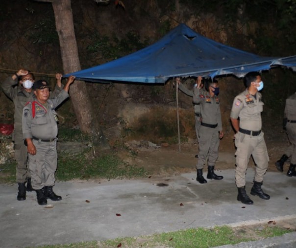 Petugas Satpol PP saat membongkar tenda-tenda mesum di kawasan Stadion Utama Riau di Jalan Naga Sakti, Selasa (6/8/2021) malam. Foto: Istimewa. 