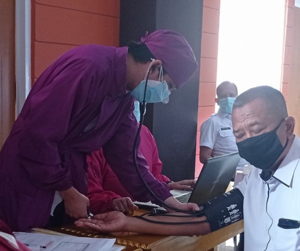 Seorang perawatan memeriksa tekanan darah pasien. Foto: Surya/Riau1.
