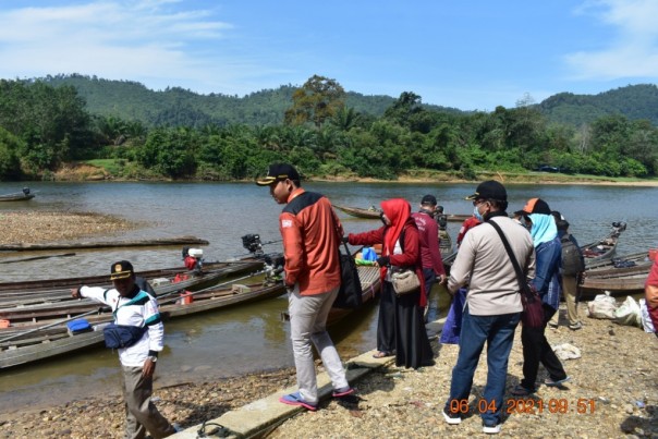 Arungi Sungai, KPUD Kampar Sosialisasi ke Desa Terisolir 