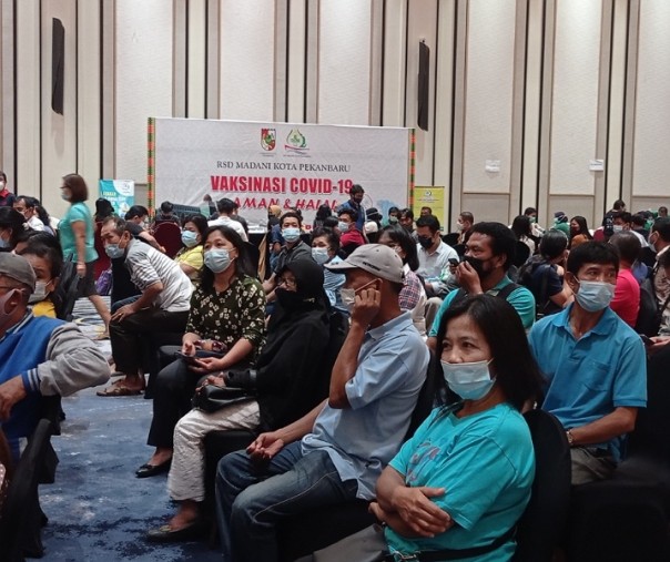 Vaksinasi massal di Hotel Novotel pada 7 April 2021. Foto: Surya/Riau1.