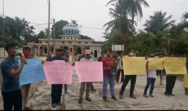 Unjuk rasa di depan kantor desa tajir
