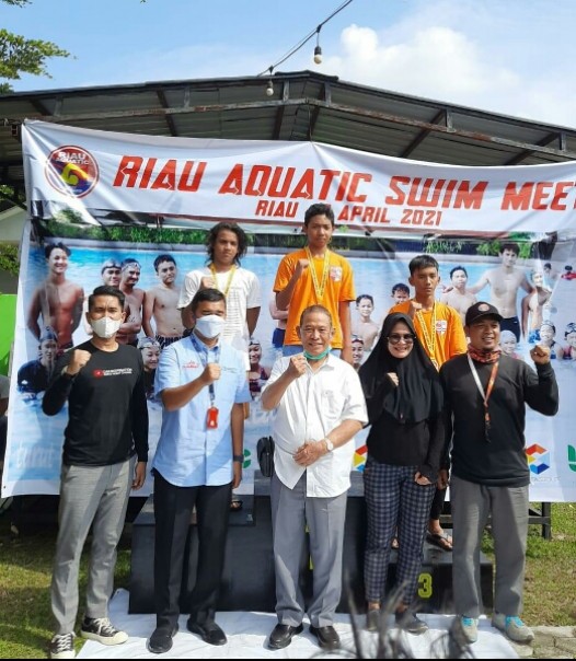 Kadispora Riau, Boby Rachmat bersama atlet dan pengelola perkumpulan renang 