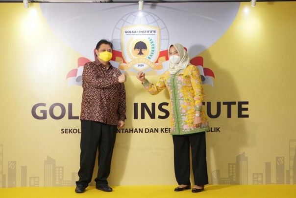 Sovia Septiana bersama Ketua Umum Golkar Airlangga Hartanto