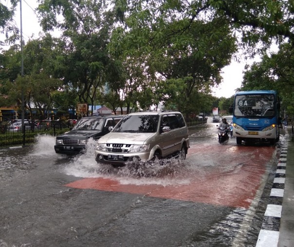 Banjir di Jalan Jenderal Sudirman Pekanbaru. Foto: Surya/Riau1.