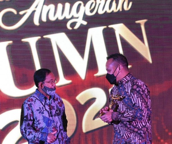 CEO PTPN V Jatmiko K Santosa menerima trophy penghargaan 10th Anugerah BUMN dari Ketua Dewan Juri dan Menteri BUMN Pertama Tanri Abeng, Kamis (8/4/2021). Foto: Istimewa. 