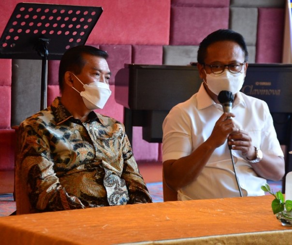 Wali Kota Pekanbaru bersama Calon Ketua Umum Alumni ITB Gembong Primadjaja di Hotel Pangeran, Rabu (14/4/2021). Foto: Humas Pemko Pekanbaru. 