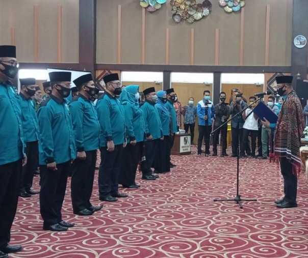Ketua DPW JBMI Riau Indra Pomi Nasution saat melantik pengurus DPD JBMI Pekanbaru di Kompleks Perkantoran Tenayan Raya, Kamis (15/4/2021). Foto: Surya/Riau1.
