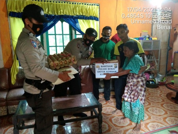 Kapolsek Benai, IPTU Donal Jonson Tambunan menyerahkan bantuan sembako/zar