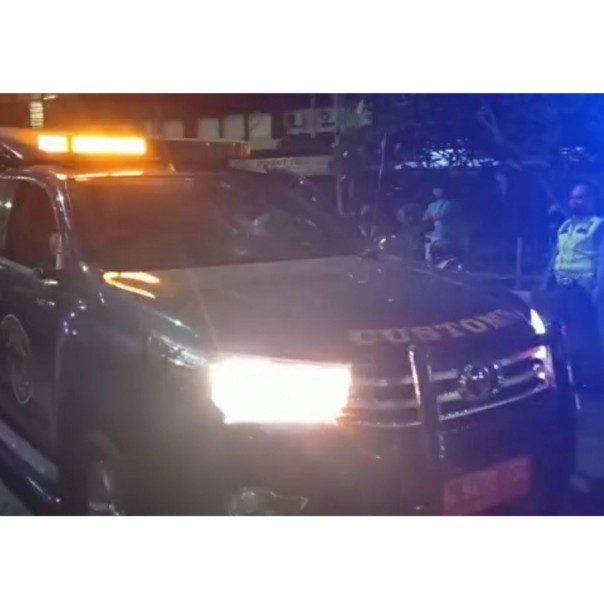 Mobil Bea Cukai Kanwil Riau rusak akibat diserang OTK di Jalan Juanda Pekanbaru pada tengah malam tadi. 