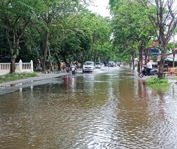 Kendaraan menerjang banjir di sepanjang Jalan Datuk Setia Maharaja (dulu dikenal Jalan Parit Indah) di Pekanbaru, Kamis (22/4/2021). Foto: Surya/Riau1.